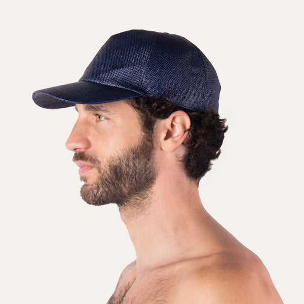 قبعة بيسبول باللون الأزرق البحري