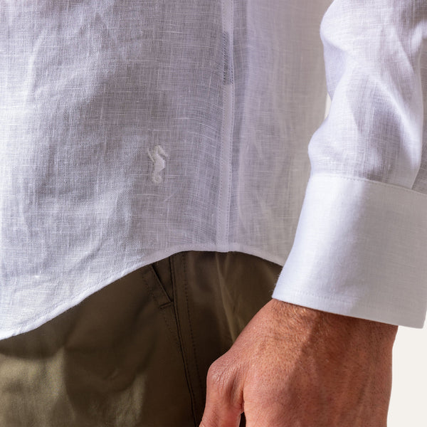 قميص كتان كلاسيكي باللون الأبيض