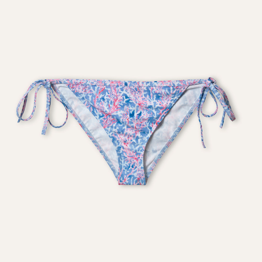 حذاء كلاسيكي باللون الأحمر المرجاني